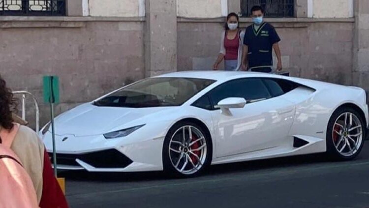 Causa polémica alcaldesa en Guanajuato por manejar Lamborghini de 7mdp