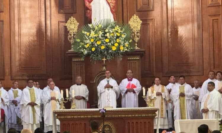 Llama obispo a vivir con pasión y fe la semana santa durante la misa crismal