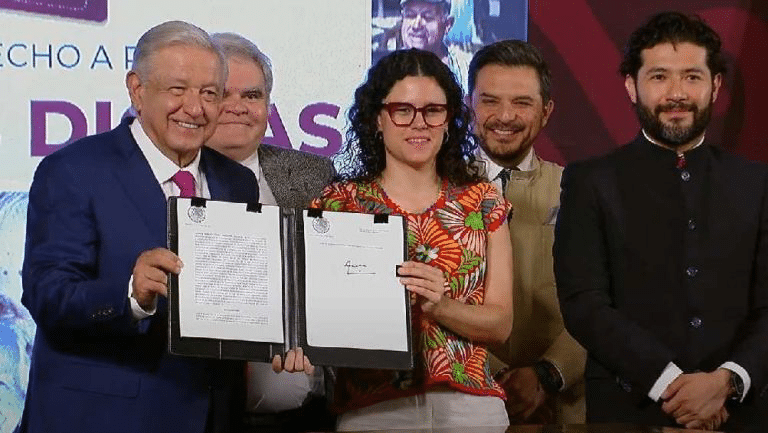AMLO FIRMA DECRETO PARA LA CREACIÓN DEL FONDO DE PENSIONES PARA EL ...