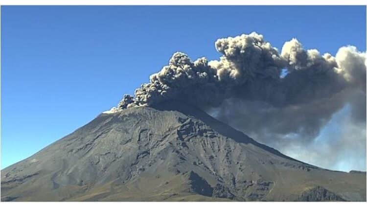 Advierten a turistas no acercarse al cráter del Popocatépetl