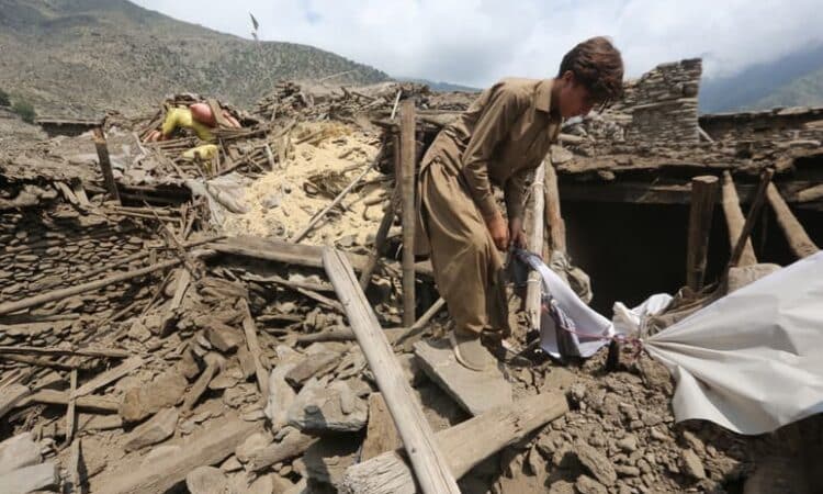 Otro sismo golpea Afganistán y complica las labores de rescate