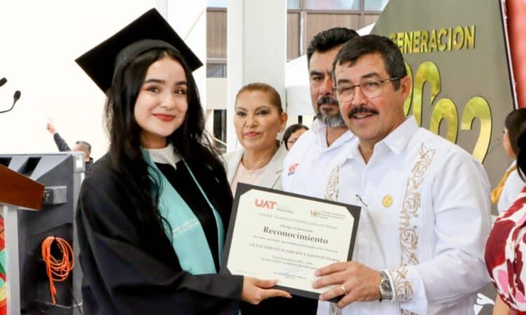 Entrega la UAT en la UAM-Mante nuevos profesionales de la salud y la educación