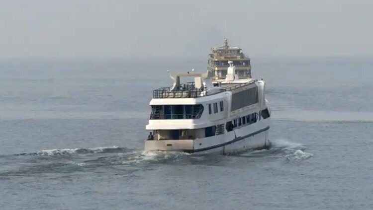Buscan a 66 personas tras naufragio de ferry en Sudamérica