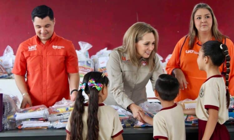 Entrega Familia UAT útiles escolares en primarias de Ciudad Victoria y Güémez