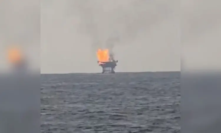 Reportan incendio en plataforma de Pemex en la Sonda de Campeche; alistan buzos para atender la emergencia